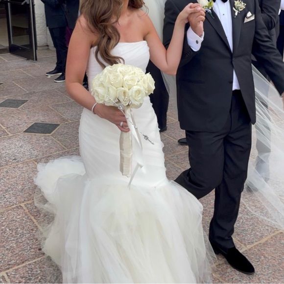 Vera Wang “Pavlova” wedding gown! - Picture 8 of 8